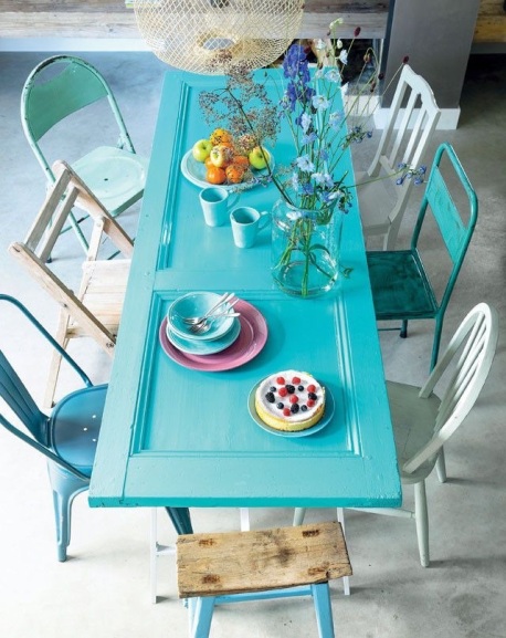 Peinture turquoise et chaises dépareillées pour la porte recyclée en table
