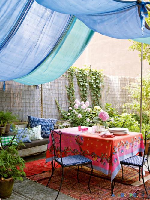 Voilages et tapis colorés pour une terrasse